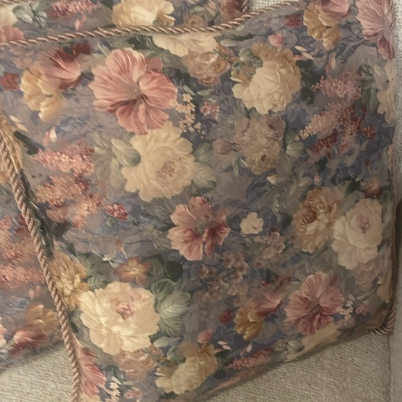 Beautiful vintage accent pillows floral pattern rose & green set of 2 - Picture 2 of 2